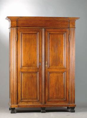 Pilasterschrank, wohl Nordhessen, um 1870, im Barock-Stil, Eiche massiv, seitl. gerippte Pilaster, 2-türig je mit profilierten Füllungsfelder, ...