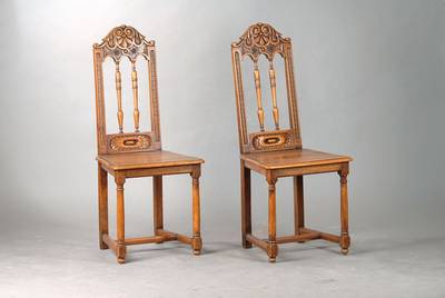 8er Satz Stühle im norddeutschen Barockstil nach dem Vorbild von 1700/10, um 1920, Nussbaum massiv, eklektizistisch, Rückenlehne in symmetrischer ...