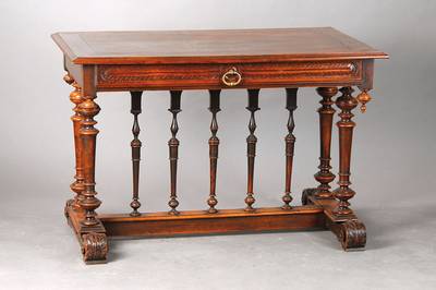 Wangentisch, deutsch, um 1880/90, Buche auf Nussbaum gebeizt, Eichekorpus, profilierte Platte mit Zargenschub, gestützt von 9 gedrechselten ...