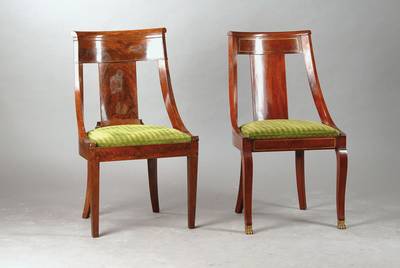 8 Gondelstühle, um 1870, Mahagoni furniert u. massiv, Eichekorpus, 3 Stühle mit Empire- Einschlag mit Messingeinlagen sowie -tatzenfüßchen, alle ...