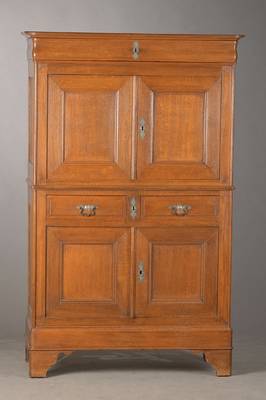 Wäscheschrank, wohl Lothringen, um 1860/70, Eiche massiv, komplett auf Rahmen und Gehrung gearbeitet, Front 4-türig, 3 Schüben, vielfach zu ...