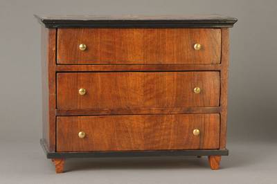 Barockmodellkommode, süddeutsch, um 1790/1800, Nussbaumfurnier auf Weichholzkorpus, 3-schübig, Platte mit Faltsternintarsie, sehr schlichte ...