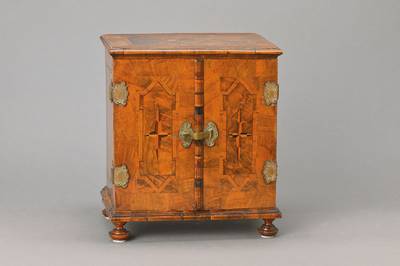 Kabinettschränkchen, süddeutsch, wohl Augsburg, um 1750, Aus süddeutscher Privatsammlung, Nussbaumfurnier auf Weichholzkorpus, reiche ...