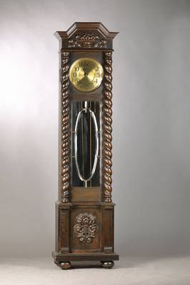 Standuhr, mit Westminsterschlag, Marke: Urgos, um 1930, Eichengehäuse im Stil des Danziger Barock, mit Schnitzarbeiten, gedrehten Säulen, ...