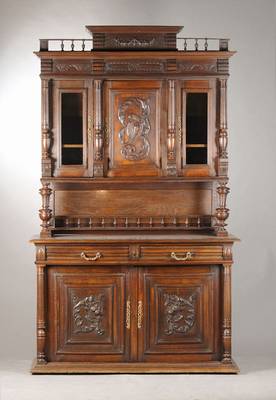 Aufsatzbuffet,Frankreich, um 1890, Eiche massiv, Kredenz 2-türig mit 2 Schüben, Podest artiger Aufsatz mit 3 Türen, vielfacher Säulendekor, ...