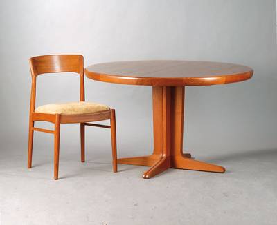 Ausziehtisch mit 6 Stühlen u. 2 Armlehnstühlen, Dänemark, um 1965, sog. Mid-Century-Design, Teakholz massiv, runder Tisch mit Standfuß, ...
