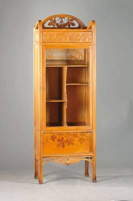Jugendstilvitrine, Frankreich/Nancy, um 1905/10, in der Art von Majorelle, komplett auf Rahmen gearbeitet, Rosskastanienverzierung, Türen verglast ...