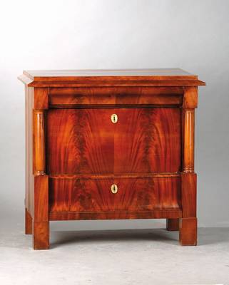Säulenkommode, Norddeutsch, um 1830/40, Korpus Weichholz, 3-schübig, mittlere Schublade in doppelter Höhe, obere und untere Schublade doppelt ...