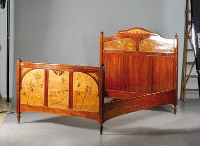 Sog. Grand Lit, franz. Ehebett, wohl Nancy, um1900, Jugendstil, Nussbaum mass. auf Mahagoni gebeizt, auf Rahmen gearbeitet, Füllungen mit ...
