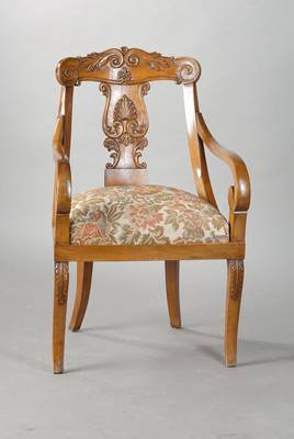 Armlehnstuhl, südwestdeutsch, wohl Mainz, um 1835/40, Nussbaum massiv, Armlehnen mit Schneckenenden, Rückenlehne in zeittypischem Voluten-, ...