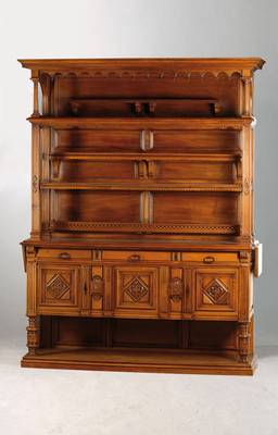 Aufsatzmöbel, sog. Tellerboard-Schrank, deutsch, um 1890, Nussbaum z.T. massiv, z.T.auf Eichekorpus, Kredenz mit Stollenunterbau, 3-türig u. ...
