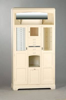 Kleinerer Zahnarztschrank, deutsch um 1920/30, Holz, farblich gefaßt, gemarkt: "Degussa", 3 abschließbare verglaste Türen (mit 3 versch. ...