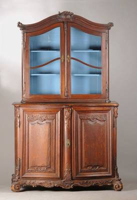 Aufsatzschrank, wohl Mainfranken, um 1760/70, Eiche massiv, auf Rahmen gearbeitet und aus dem Vollholz geschnitzt, mächtige 2- türige Kredenz, ...