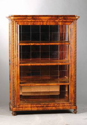Vitrine, mitteldeutsch, um 1835/45, Wurzelnussfurnier bzw. Nussbaumfurnier auf Weichholzkorpus, 1-türig, 3-seitig verglast, rückseitig verspiegelt, ...