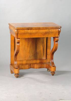 Biedermeierkonsole, süddeutsch, südwestdeutsch, um 1820/30, Nussbaumfurnier auf Weichholzkorpus, Plattenkante gerieft, Zargenschub mit wulstartiger ...