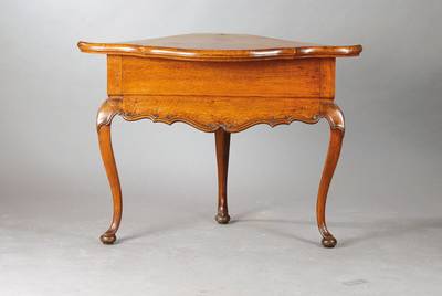 Ecktisch, süddeutsch, um 1750/60, Eiche massiv, Intarsienarbeit z.T. in Brandschattierung, geschweifte Beine u. Zarge, gerieft, ...