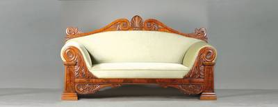 Biedermeiersofa, wohl norddeutsch, um 1835/40, Mahagoni- bzw. Pyramidenmahagonifurnier auf Weichholzkorpus, kräftige seitl. Pilaster, überreich mit ...