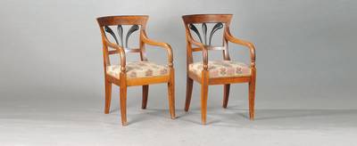 Paar Biedermeier-Armlehnstühle, wohl Wien, um 1810, Nussbaum massiv u. furniert, Rückenlehne in sich gewölbt mit ebonisierten ...