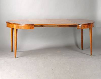 Ausziehtisch, deutsch, um 1860/70, Nussbaum massiv u. furniert, Platte in gespiegeltem massivem Nussbaumholz, Zarge umlaufend mit Stababschluss, ...