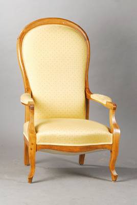 Voltaire-Sessel, süddeutsch, um 1840/50, Buche massiv, stiltypische Form, Handläufe gerieft, Bezug z.T. zerschlissen, Polster mit Gebr.-Sp., H. ca. ...