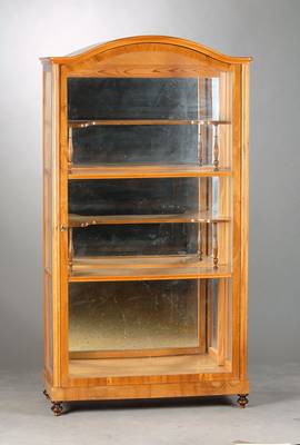 Vitrine, wohl Österreich, um 1820, Nussbaum furniert auf Weichholzkorpus, 1-türig, l. gewölbter Giebel, Innen 4 Etagen zum präsentieren von ...