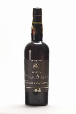 2 Flaschen 1945 Adriano Ramos-Pinto Vintage Port, je ca. 75 cl., je ca. into neck, unverkostet, Etiketten besch., Kapsel l. besch., shipped by ...