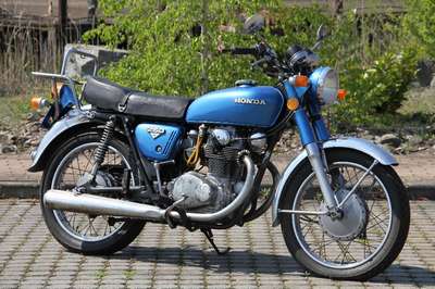 Honda CB250, EZ 05.1972, Laufleistung ca. 23.850 km abgelesen, 20 kW/ 27 PS, 2- Zylinder, 5-Gang Schaltgetriebe, blau metallic, Seitenständer, ...