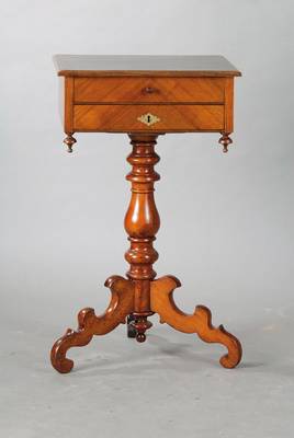 Gründerzeitnähtischchen, deutsch, um 1880/ 90, Nussbaum furniert, z.T. Nussbaum massiv oder auf Weichholzkorpus, 2-schübig, oberer Schub mit ...