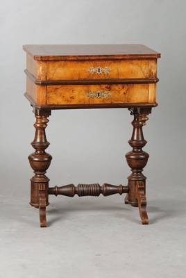 Gründerzeitnähtischchen, deutsch, um 1870, Nussbaum massiv u. furniert auf Weichholzkorpus, 2-schübig, großer Kasten mit abgeflachten Ecken, ...