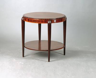 Beistelltischchen, wohl Frankreich, um 1925,Mahagoni massiv, runde Formgebung, Platte mit abgerundeter profilierter Kante, angesetzte rund gerippte ...