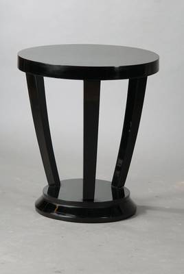 Art-Deco-Beistelltischchen, deutsch, um 1930, Nussbaumholz schwarz gelackt, runde Formgebung, Beine leicht geschweift u. konisch verlaufend, auf ...