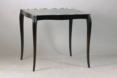 Spieltischchen, wohl Frankreich, 20. Jh., Art-Deco-Stil mit Barockeinfluss, Mitteltischchen, schwarz gelackt, Platte mit silberner Abgrenzung, sehr ...