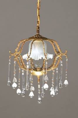 Flur- bzw. Hallenlampe, Frankreich, um 1920/25, Messingmontur, 10 bewegte in sich getreppte filigran gearbeitete Stege in hexagonaler Grundform, mit ...