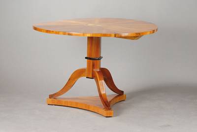 Salontisch, deutsch, um 1815/20, Kirschbaumfurnier auf Weichholz, Fächerintarsie mit Brand schattiertem Ahornholz, hexagonaler Schaft mit 3 ...