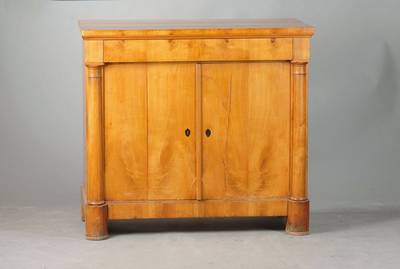 Halbschrank, südwestdeutsch, wohl Pfalz, um 1820/30, Kirschbaumfurnier auf Weichholzkorpus, 2-türig mit Überbauschub, seitl. angesetzte ...