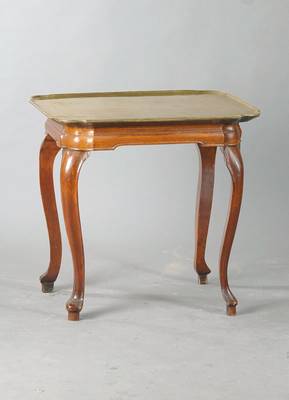 Teetischchen mit Messingplatte, süddeutsch, um 1770, Nussbaum massiv, allseitig geschweifte Beine, fein profilierte Zarge, Platte wohl später ...