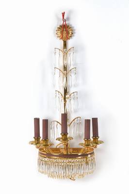 Wandlampe in klassizistischer Manier, 1960/70, feines Messinggerüst, vielfach abgestufter Prismenbehang, 5 Brennstellen über Messingschälchen, ...