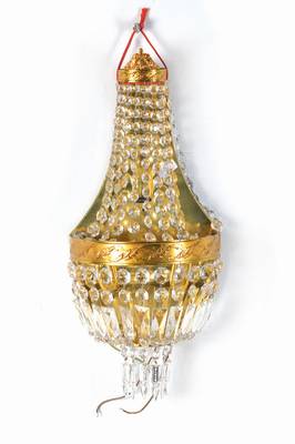 Wandlampe, in klassizistischer Manier von 1890, Ausführung 60er Jahre, Messing antikisierend ornamentiert, korbartig abgehängte Linsen, sowie ...