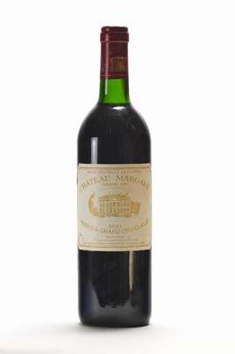 1 Flasche 1990 Chateau Margaux, Margaux, Grand Cru Classe, ca. top shoulder, ca. 75 cl,ca. 12,5 % Vol., unverkostet, Etikett l. gebräunt und ...