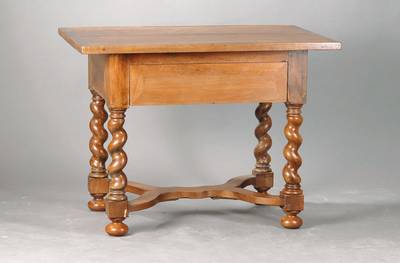 Salontisch, deutsch, um 1880/90, Nussbaum massiv, 4 gewundene Säulenbeine mit geschweiftem Steg verbunden Tischkasten mit unauffälligem ...