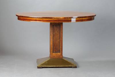 Salontisch, deutsch, um 1905/10, Eiche massiv, Platte in Buche, strenger Schaft mit Flammleistendekor, verzierte Sockelplatte, Oberflächensch., ca. ...