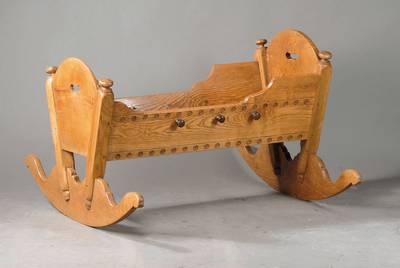 Wiege, süddeutsch, um 1820, Esche massiv Massivholzkonstruktion mit Weichholzverstärkungen, Kopf- u. Fußteil halbrund mit Aussparung als Griff, ...