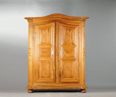 Barockschrank, Pfalz, um 1750/60, Nussbaum massiv, komplett auf Rahmen gearbeitet, 2- türig, insgesamt 12-fach gefeldert, Füllungen mit aus dem ...