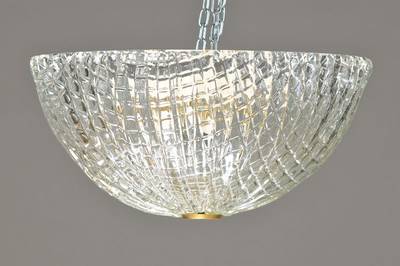 Deckenlampe "Plafoniera" von Venini, Italien, 20. Jh., farblose reich reliefierte Glashalbkugel, 2 Brennstellen, Elektr. nicht geprüft, H. ...