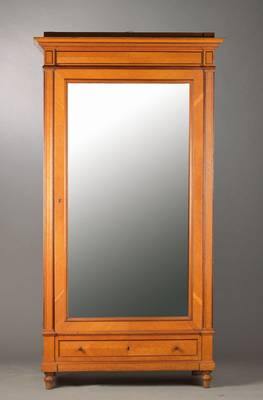 Schlafzimmereinrichtung bestehend aus einem Spiegelschrank, einer Kommode und einem Nachttischchen, deutsch, um 1900/10, Eiche massiv, komplett auf ...
