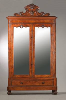Garderobenschrank, mitteldeutsch, wohl Sachsen/Dresden, um 1860/70, Nussbaumfurnier auf Eichekorpus, 2-türig mit Sockelschub, Türfüllungen ...