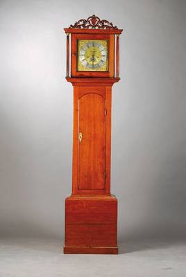 Standuhr, England um 1800, Eichengehäuse, profiliert, geschnitzter Giebel, Rückwand und Sockel mit Spannungsriß, obere Rückwand, Leistensockel ...