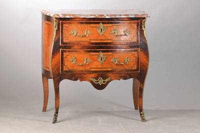 Bombierte Barockkommode, Frankreich, wohl Paris, um 1750, Eiche u. Weichholzkorpus, Rosenholzfurnier vielfach auf Kreuzfuge verlegt, kontrastierende ...
