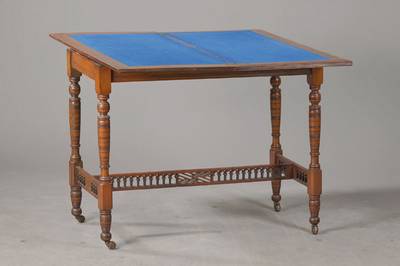Spieltisch, wohl England, um 1860, Rüster auf Eiche gebeizt, Teakholz, Platte aufklappbar und drehbar, stoffbespannte Spielfläche, aufgelegte ...