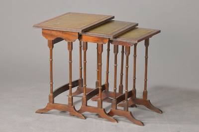 Sog. "Nest of tables", England, um 1880/90, Urwaldholz auf Mahagoni gebeizt, Konvolut aus 3 ineinander stellbaren Beistelltischchen, ...